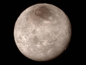 Zdjęcie Charona wykonane 13 lipca z odległości 466 tys. km ukazuje powierzchnię Charona. Naukowcy odkryli klify rozpościerające się na powierzchni 1 tys. km. Badaczy zaskoczyło, że na tym księżycu Plutona praktycznie nie występują kratery.
