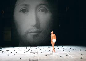 Spektakl „O twarzy. Wizerunek Syna Boga” Castellucciego pokazywany w Polsce nie wywołał ekscesów. W Paryżu przed Théâtre de la Ville protestowało około dwóch tysięcy ludzi, kierowanych przez katolickich integrystów.