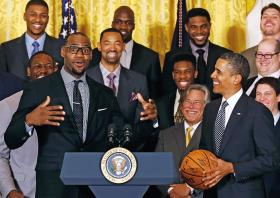 Prezydent Obama słucha wystąpienia zawodnika Miami Heat LeBrona Jamesa - wzorcowego eleganta NBA - podczas spotkania w Białym Domu, styczeń 2013 r.