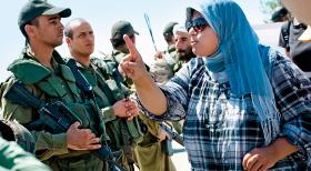 Sheerin Al Araj w akcji. Jej broń to donośny głos. Namawia osadników, żeby się ­dobrowolnie ­wynieśli.