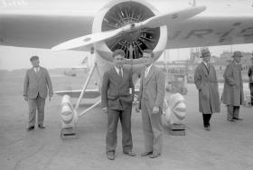 Wiley Post (z lewej) i Harold Gatty w Berlinie, 1931 r.