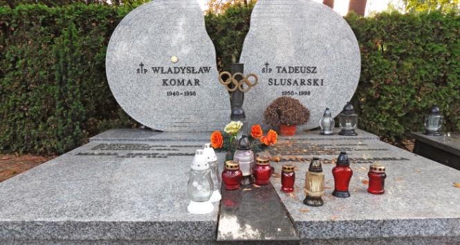 Władysław Komar i Tadeusz Ślusarski, Cmentarz Wojskowy na Powązkach