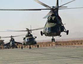 Nowe śmigłowce zastąpią skonstruowane jeszcze w Związku Radzieckim Mi - 17 (na pierwszym planie) oraz Mi - 24 (pierwszy od lewej, z tyłu). Mimo to śmigłowce nadal służą polskim żołnierzom, m.in. w Afganistanie.