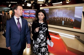 W siedzibie TV Russia Today bywają najważniejsi na Kremlu: tu z Dimirtijem Miedwiediewem.