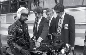 Nasi reprezentanci na Mistrzostwa Świata w Piłce Nożnej w Argentynie (1978 r.) zainteresowali się motocyklem policjanta z eskorty honorowej. Od prawej: Marek Kusto, Andrzej Iwan i Adam Nawałka.