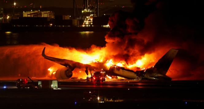 Pożar samolotu A350 linii Japan Airlines na międzynarodowym lotnisku Haneda w Tokio, 2 stycznia 2024 r.