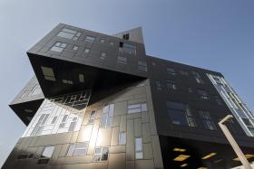 W tym budynku mieści się WU Executive Academy, w ramach której kształcą się studenci programów MBA. Budynek został zaprojektowany przez biuro NO.MAD Arquitectos z Madrytu i składa się z siedmiu pięter. Nowoczesny wygląd zawdzięcza elementom szkła i aluminium, z których stworzona jest jego zewnętrzna konstrukcja. W środku dominuje beton i szkło, gdzieniegdzie zaś pojawiają się elementy nieco ocieplające całość wnętrz - dywany i zasłony. Z górnych pięter budynku roztacza się niesamowity widok na słynne wesołe miasteczko - Prater.