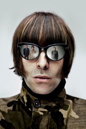 Liam Gallagher. W jego okularach odbija się reszta członków zespołu Oasis, już po odejściu z niego Noela Gallaghera.