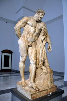 Klasycznego Heraklesa przedstawia się najczęściej jako dojrzałego, brodatego, potężnie zbudowanego mężczyznę z maczugą z drzewa dzikiej oliwki.