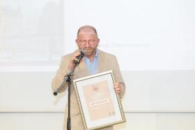 Prof. Jerzy Kochanowski już po raz drugi odbiera Nagrodę Historyczną POLITYKI, tym razem za książkę „Rewolucja międzypaździernikowa”.