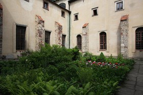 Wąchock. Wirydarz – klasztorny wewnętrzny dziedziniec (ogród)