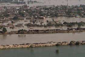 Rzeka Indus rozlewa się na Jacobabad. 14 sierpnia 2010 r.