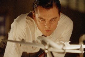 Miliarder i miłośnik lotnictwa Howard Huges (w tej roli Leonardo diCaprio). Kadr z filmu „Aviator”