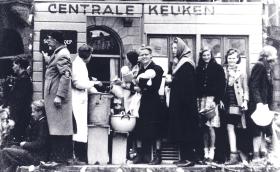 Chyba najlepiej udokumentowanym przykładem zależności omawianych w artykule jest holenderskie badanie potomstwa kobiet, które były w ciąży w 1944 r., podczas klęski głodu w trakcie II wojny światowej.