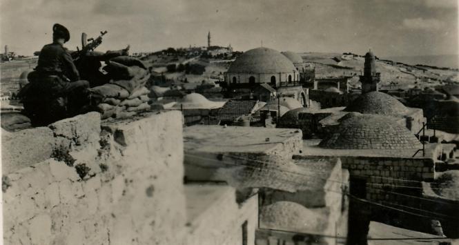 Punkt ogniowy na dachu domu w Jerozolimie, 1948 r.
