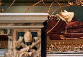 Papież Jan XXIII. Sarkofag z jego dobrze zachowanym ciałem jest miejscem licznych odwiedzin wiernych kościoła katolickiego.