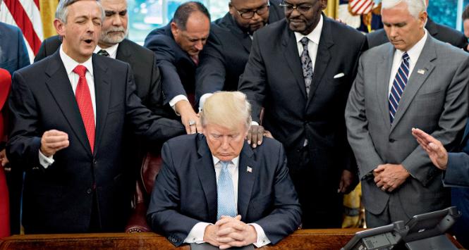 Prezydent Donald Trump w Białym Domu podczas modlitwy za ofiary huraganu Harvey, wrzesień 2017 r.