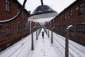 Przed wejściem do Auschwitz dostajesz słuchawki. Możesz oddalić się od przewodnika na długość fali i kontemplować w samotności.