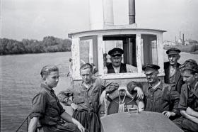 Załoga holownika parowego „Mała Panew” na Kanale Gliwickim, ok.1948 r.