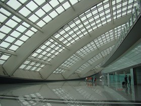 Pekin jest wystawą architektury: tutaj fragment nowego „Terminalu 3” pekińskiego lotniska (też sir Norman Foster)