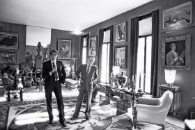Z partnerem życiowym Pierrem Berge w ich paryskim apartamencie.