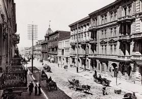 Najbardziej reprezentacyjna z miejskich ulic - Piotrkowska. Zdjęcie z 1896 r.