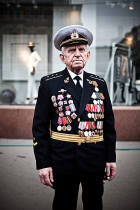 Genadij Andrejewicz Tichnienko ( 85 lat) pozuje do portretu na ul. Twerskiej