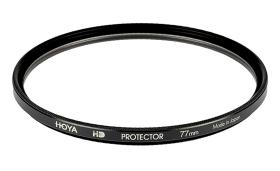 Filtr chroniący obiektyw fotograficzny firmy Hoya. Można weń uderzać młotkiem z całej siły.