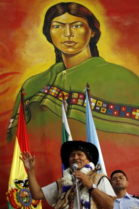 Evo Morales przemawia do związkowców w Cochabamba. Za nim portret Bartoliny Sisy, liderki powstania przeciw Hiszpanom w 1781 r.