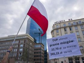 Pikieta przed siedzibą TVP na placu Powstańców Warszawy w proteście przeciwko polityce informacyjnej Telewizji Publicznej, sierpień 2017 r.