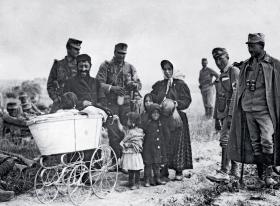 Żydowska rodzina w drodze na obczyznę, 1915 r.