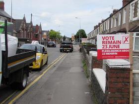 Ulica w Cardiff na kilka dni przed referendum w sprawie wyjścia Wielkiej Brytanii z Unii. Hasło na tabliczce: „Głosuj za pozostaniem”.