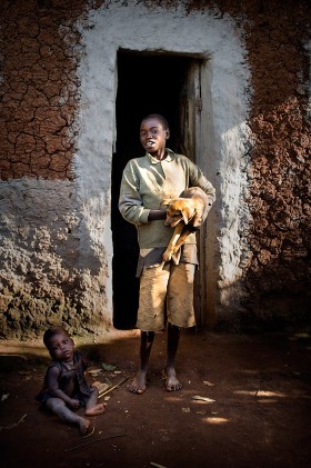 Eric Irakoze, 14 lat. Ojciec zmarł, ma 2 braci. Nosi wodę i pomaga w domu mamie. PSA (rzadkość w Rwandzie) kupił za ok. 1 $. Jest najważniejszy, ponieważ pilnuje jego domu. Chce być biskupem. Marzy, by mieć ubranie do szkoły i buty.  Karama, Rwanda