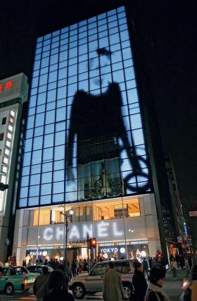 Siedziba Chanel w Tokio zaprojektowana przez Petera Marino. Sama fasada budynku pochłonęła prawie połowę budżetu, który wyniósł 240 mln dolarów.