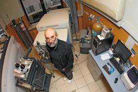 Prof. Michał Dadlez z tzw. spektometrem mas, za pomocą którego można poznawać i analizować złożone  preparaty białkowe obecne w ustroju człowieka.