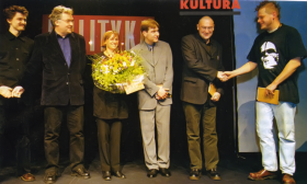 Kazik Staszewski gratuluje pozostałym wyróżnionym w 1998 r.