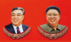 Wzorcowe uczesanie przywódców Korei Północnej, Kim Ir Sena (z lewej) i Kim Dzong Ila.