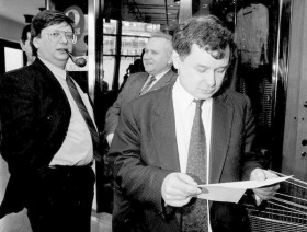 W 1992 roku przyszły prezes TVP z nadania PiS, czyli Andrzej Urbański (wtedy poseł PC, pierwszy z lewej) nieoczekiwanie porzucił to ugrupowanie - kierowane przez Jarosława Kaczyńskiego - i zasilił liberałów, gdzie główne skrzypce grał Donald Tusk.