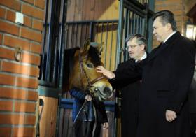Bronisław Komorowski w czasie oficjalnej wizyty przekazał prezydentowi Ukrainy Wiktorowi Janukowyczowi dwa rodowodowe konie huculskie – Rochacza i Lagunę.
