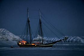 Holenderski jacht Noordenlicht co roku wmarza w lód w Tempelfjorden.