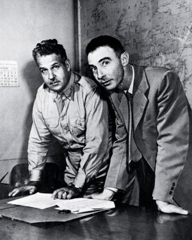 Główny dowódca Projektu Manhattan gen. Leslie Groves oraz szef naukowy fizyk Robert Oppenheimer.
