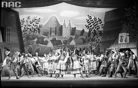'Krakowiacy i górale' na scenie Teatru Narodowego w 1950 r. W tym czasie poruszane są już tylko 'ważkie tematy': wątki ludowo-narodowe...