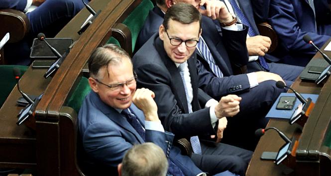 Mateusz Morawiecki i poseł Arkadiusz Mularczyk, wakacyjny blok głosowań w Sejmie, 5 sierpnia 2022 r.