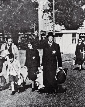 Rodzina holenderskich Żydów w drodze na miejsce deportacji, Amsterdam 1942 r.