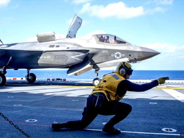 F-35B startuje z lotniskowca USS America.