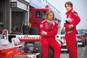 Chris Hemsworth (jako Hunt) i Daniel Bruhl (jako Lauda) w filmie „Wyścig”.