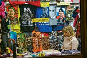 Koszulki z motywami polityczno-patriotycznymi w moskiewskim sklepie