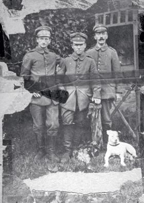 Hitler (z prawej) podczas służby wojskowej w 16. Bawarskim Pułku Piechoty.