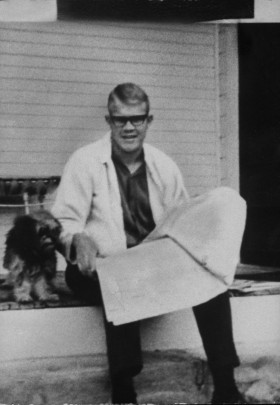 Charles Whitman w 1966 r. zabił 14 osób, a 38 ranił, strzelając do nich z wieży na kampusie Uniwersytetu Teksańskiego. Jak się okazało, miał guza mózgu.