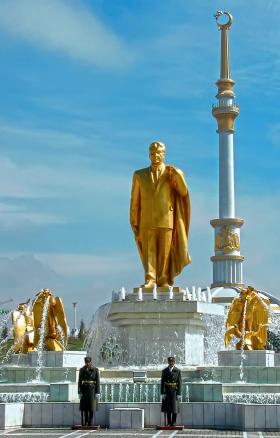 Pomnik turkmeńskiego prezydenta Saparmurata Nijazowa w Aszchabadzie. Rządził Turkmenistanem 21 lat, najpierw jako I sekretarz komunistycznej partii, później jako prezydent.